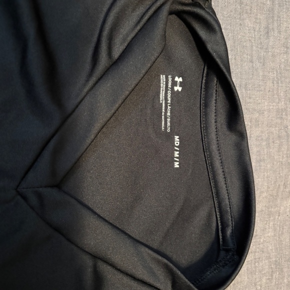 Mens M Black V-Neck Exercise Shirt Under Armour - Picture 2 of 3